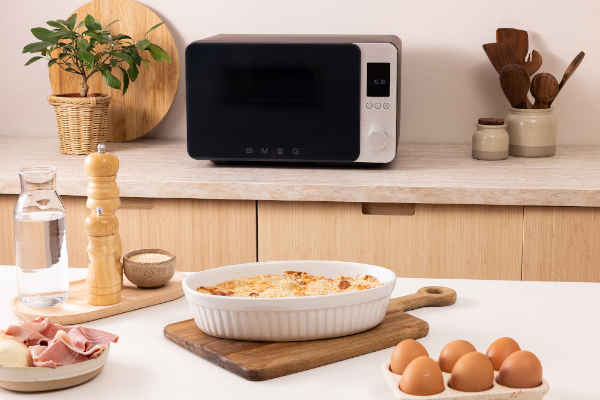 Kuchenka mikrofalowa z funkcją pieczenia, grilla i AirFry Smeg MOC02BLMEU